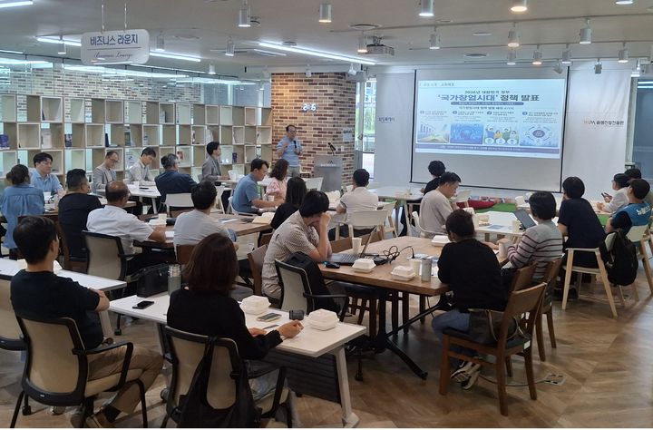 [화성=뉴시스] 고려대학교 지상철 교수가 10일 화성시 중소기업지원센터에서 화성시 창업·벤처기업들을 대상으로 정책자금 전략을 강의하고 있다. (사진=화성산업진흥원 제공) 2026.09.10. photo@newsis.com *재판매 및 DB 금지