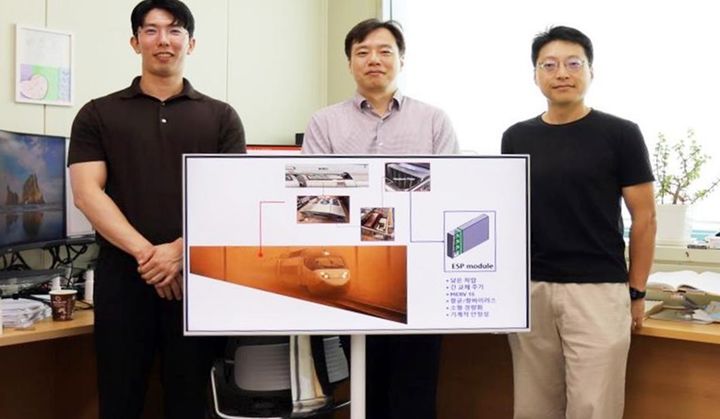 [대전=뉴시스] 인도 열차에 적용할 소형 전기집진 공기청정 모듈 개발에 착수한 기계연구원 연구진.(왼쪽부터)김영훈 선임연구원, 김상복·박인용 책임연구원.(사진=기계연구원 제공) *재판매 및 DB 금지