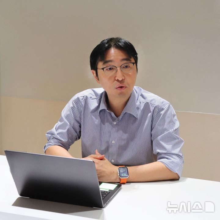 [서울=뉴시스] 김진휘 네이버클라우드 보안 전략 전무가 9일 오전 경기 성남시 네이버 사옥 '그린팩토리'에서 진행한 인터뷰에서 취재진 질문에 답하고 있다. 2026.09.11. (사진=네이버클라우드 제공)