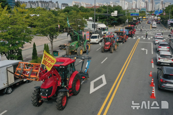 [전남광주=뉴시스] 이영주 기자 = 전국농민회총연맹 광주전남연맹이 10일 오후 전남광주 서구 전남광주통합특별시 광주청사 앞에서 정부를 향해 농산물 가격폭락 대책 마련과 환태평양경제동반자협정(CPTPP) 가입 검토 중단, 농어촌 기본소득 전면 실시 등을 촉구하며 트랙터 행진을 벌이고 있다.2026.09.10. leeyj2578@newsis.com