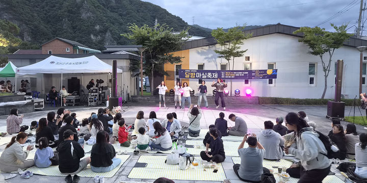 정선군종합사회복지관이 지난 9일 진행한 주민 소통 축제 '달밤마실축제'.(사진=정선군 제공) *재판매 및 DB 금지