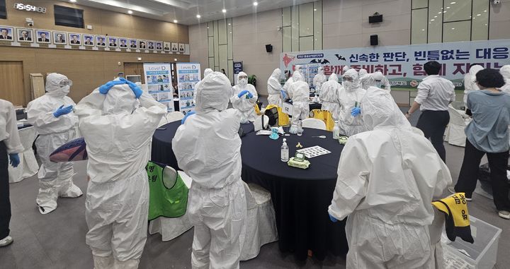 [안동=뉴시스] 9일 경북도청 화백당에서 '신종·재출현 감염병 위기관리 대응훈련'이 진행되고 있다. (사진=경북도 제공) 2026.09.10 photo@newsis.com *재판매 및 DB 금지