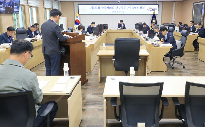 삼척시의회 행정사무감사특별위원회가 10일 제273회 제1차 정례회 상임위 회의를 열어 축산과 등 5개 부서를 대상으로 2026년도 행정사무감사를 실시하고 있다.(사진=삼척시의회 제공) *재판매 및 DB 금지
