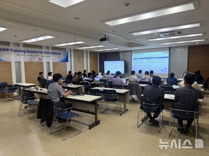 [세종=뉴시스]한국남부발전은 대전 유성구 한전 전력연구원에서 발전정보 기반 우수 애플리케이션 개발·운영 사례를 베트남 발전공사 EVN GENCO3에 소개했다.(사진=남부발전 제공)