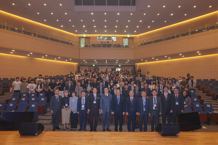 [서울=뉴시스] 지난 9일 열린 'IC-PBL 10주년 기념행사'에서 참석자들이 기념촬영을 하고 있다. (사진=한양대 에리카 제공) 2026.09.10. photo@newsis.com *재판매 및 DB 금지