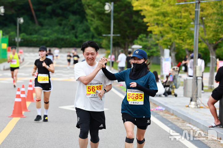 [울진=뉴시스] 안병철 기자 = 지난해 열린 '2025 울진금강송배 전국 마라톤대회' 경기 모습.(사진=울진군 제공) 2026.09.10. photo@newsis.com