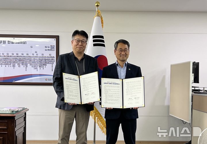 [창원=뉴시스]10일 경남도청 행정부지사 집무실에서 박일웅(오른쪽) 행정부지사가 재단법인 한국의학연구소(KMI) 이영환 부산검진센터장과 ‘다문화가족 의료복지 지원을 위한 업무협약을 재체결한 후 기념촬영하고 있다.(사진=경남도 제공) 2026.09.10. photo@newsis.com