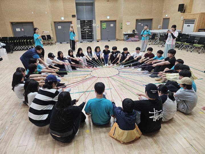 [서울=뉴시스] 서울 마포청소년센터에서 청소년들이 행복동행학교 유스톡캠프 공동체 활동에 참여하고 있다. (사진=서울시 제공) photo@newsis.com *재판매 및 DB 금지