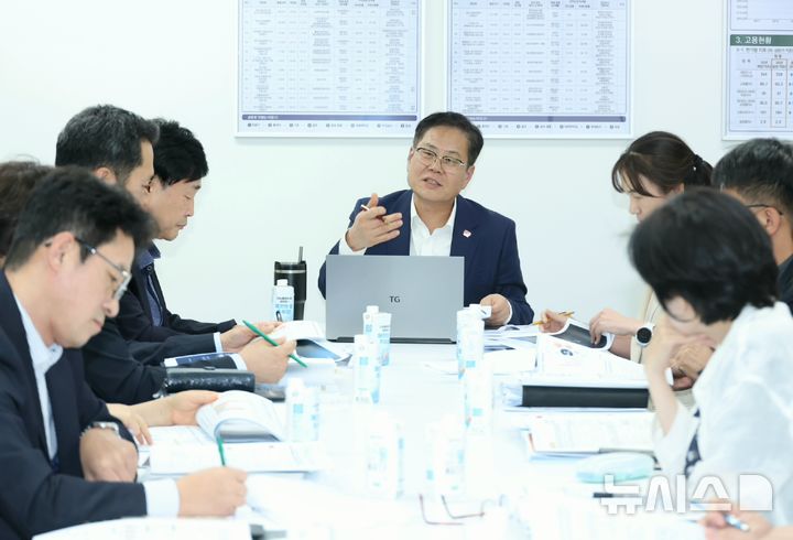 [전주=뉴시스]윤난슬 기자 = 전주시는 10일 시청 대회의실에서 조지훈 시장과 윤동욱 부시장, 각 실·국장, 인구정책 전문가 등이 참석한 가운데 '인구감소 위기 대응 토론회'를 열었다.(사진=전주시 제공) photo@newsis.com