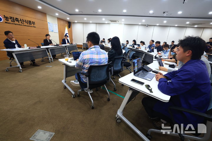 [세종=뉴시스]송미령 농림축산식품부 장관이 정부세종청사에서 출입기자들과 기자간담회를 갖고 기자들의 질문에 답하고 있다.(사진=농식품부 제공)