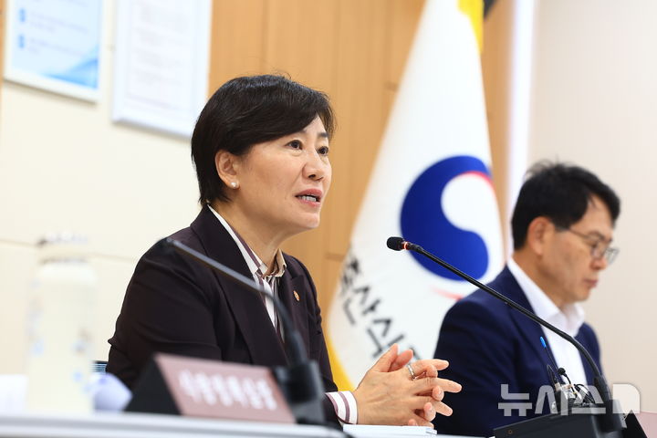 [세종=뉴시스]송미령 농림축산식품부 장관이 정부세종청사에서 출입기자들과 기자간담회를 갖고 기자들의 질문에 답하고 있다.(사진=농식품부 제공)