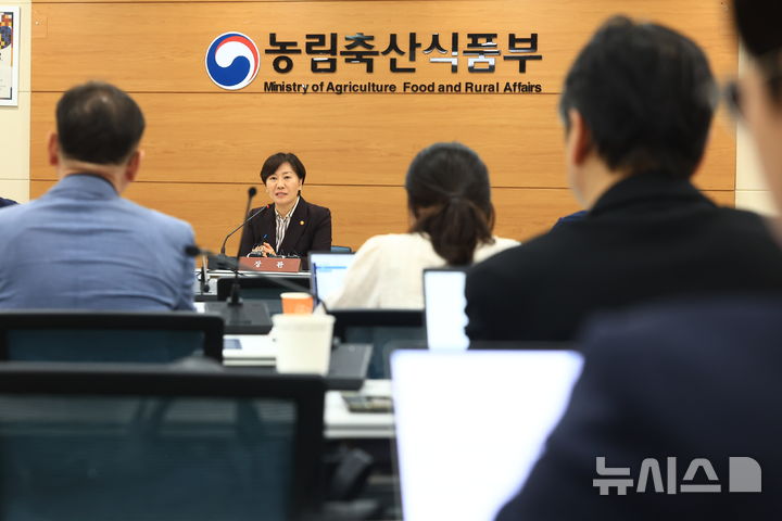 [세종=뉴시스]송미령 농림축산식품부 장관이 정부세종청사에서 출입기자들과 기자간담회를 갖고 기자들의 질문에 답하고 있다.(사진=농식품부 제공)