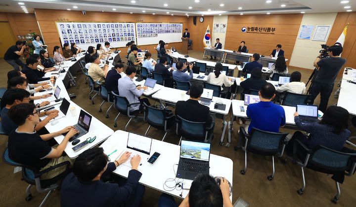 [세종=뉴시스] 송미령 농림축산식품부 장관이 10일 정부세종청사에서 열린 기자간담회에서 모두발언을 하고 있다. (사진=농림축산식품부 제공) *재판매 및 DB 금지