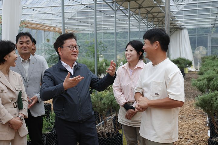 [세종=뉴시스] 이승돈 농촌진흥청장이 10일 충남 예산군에서 친환경농업을 기반으로 융복합 농장을 운영하는 청년농업인 농장을 방문해 운영 현황을 살펴보고 현장의 의견을 청취했다. (사진=농촌진흥청 제공) *재판매 및 DB 금지