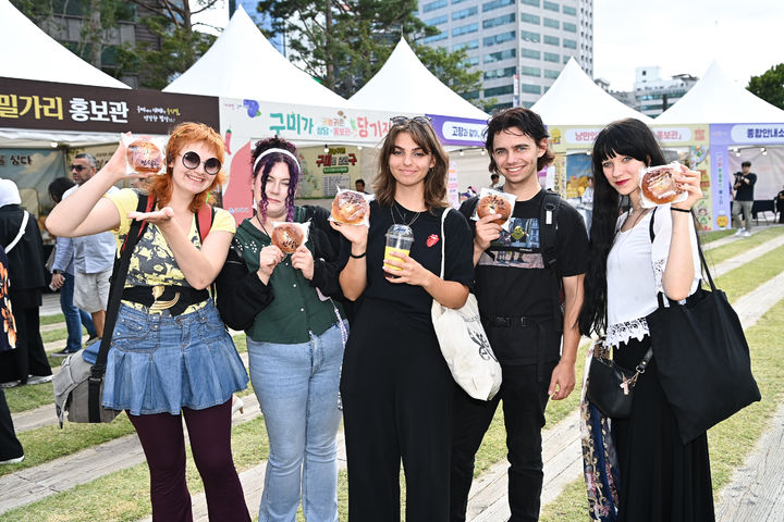 [구미=뉴시스] 서울광장서 열린 로컬푸드 페스타. (사진=구미시 제공) 2026.09.10 photo@newsis.com *재판매 및 DB 금지