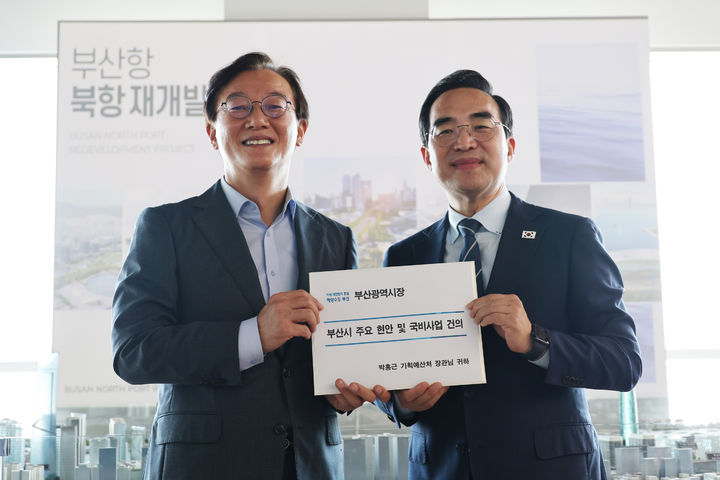 [부산=뉴시스] 전재수 부산시장(왼쪽)이 부산을 찾은 박홍근 기획예산처 장관을 만나 가덕도신공항 건설과 북항 복합형 돔 아레나 등 지역 주요 현안에 대한 정부 지원을 요청했다. (사진=부산시 제공) 2026.09.10. photo@newsis.com *재판매 및 DB 금지