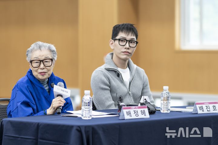 [서울=뉴시스]안무가 배정혜(82)와 배진호(32)가 10일 오후 국립극장 국립무용단 연습실에서 신작 '더블빌:시나위'에 대해 소개하고 있다. (사진=국립극장)