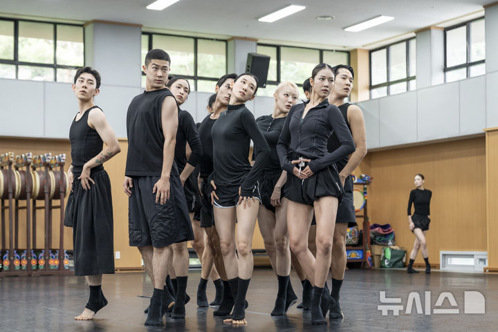 [서울=뉴시스]10일 국립극장 국립무용단 연습실에서 신작 '더블빌:시나위' 시연이 진행됐다. 배진호의 'AHRA'(아라) 장면. (사진=국립극장 제공)