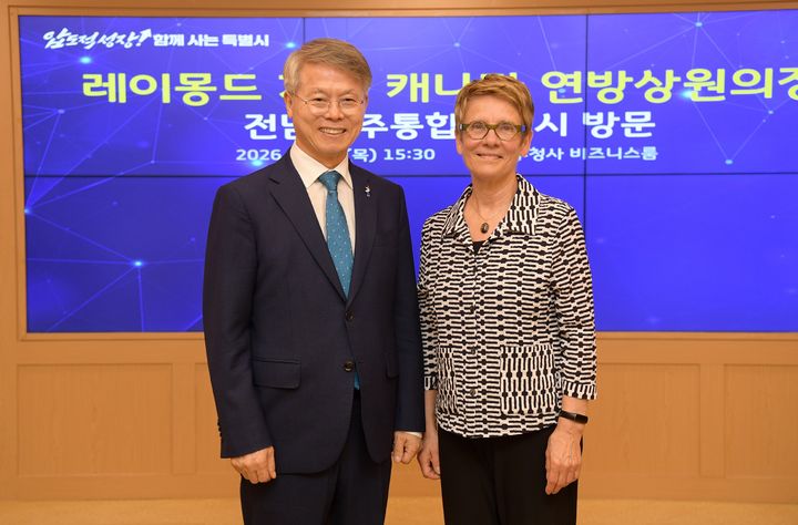 [전남광주=뉴시스] 민형배 전남광주통합특별시장은 10일 시 광주청사에서 레이몽드 가네(Raymonde Gagné) 캐나다 연방 상원의장을 접견하며 문화·민주주의 교류 확대 방안을 의논했다. (사진=전남광주시 제공) 2026.09.10. photo@newsis.com *재판매 및 DB 금지