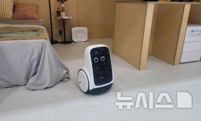 [부산=뉴시스]신성델타테크의 AI 반려로봇 레미가 지난 9일 부산 벡스코 제1전시장에서 개막한 '2026 월드 스마트시티 엑스포' 부산 스마트오션관에 마련된 스마트홈 침실 공간을 순회하고 있다.(사진=신성델타테크 제공) 2026.09.10. photo@newsis.com