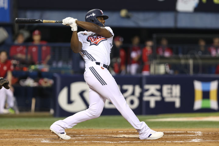 [서울=뉴시스] 프로야구 두산 베어스 유니오 세베리노가 9일 서울 잠실구장에서 열린 2026 신한 쏠 KBO리그 SSG 랜더스와의 홈 경기에서 안타를 치고 있다. (사진=두산 베어스 제공) 2026.09.09. *재판매 및 DB 금지
