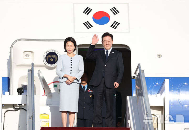 [파리=뉴시스] 조성봉 기자 = 프랑스 국빈 방문을 마친 이재명 대통령과 김혜경 여사가 9일(현지 시간) 프랑스 파리 오를리 국제공항에서 공군 1호기에 탑승해 환송 인사들과 취재진을 향해 인사를 하고 있다. 2026.09.10. suncho21@newsis.com