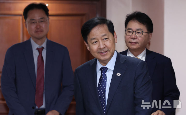 [서울=뉴시스] 조수정 기자 = 구윤철 경제부총리 겸 재정경제부 장관이 10일 오전 서울 종로구 정부서울청사에서 경제관계장관회의 겸 구조혁신관계장관회의를 주재하기 위해 회의실에 입장하고 있다. 2026.09.10. chocrystal@newsis.com