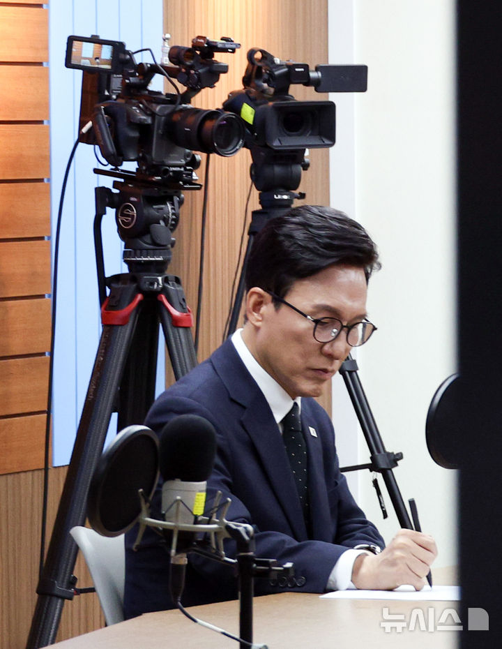 [서울=뉴시스] 최진석 기자 = 김민석 더불어민주당 대표가 10일 여의도 민주당 중앙당사에서 진행된 당 공식 유튜브 채널인 민주당티비 민티07에 출연하고 있다. (공동취재) 2026.09.10. photo@newsis.com