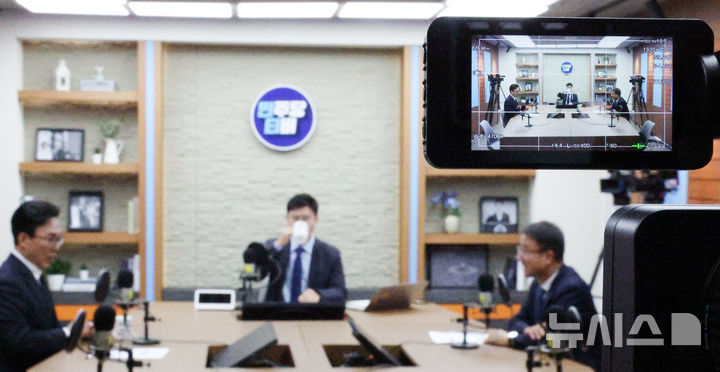 [서울=뉴시스] 최진석 기자 = 김민석(왼쪽) 더불어민주당 대표와 한병도 원내대표가 10일 여의도 민주당 중앙당사에서 진행된 당 공식 유튜브 채널인 민주당티비 민티07에 출연하고 있다. (공동취재) 2026.09.10. photo@newsis.com