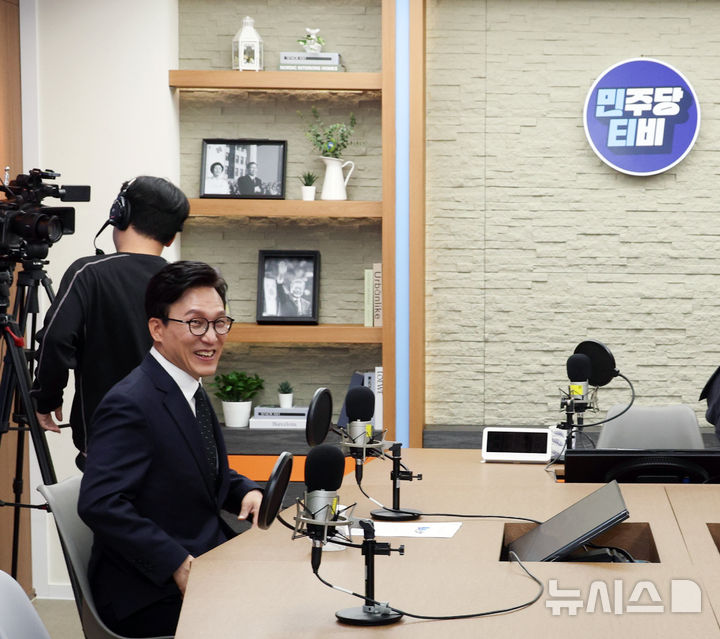 [서울=뉴시스] 최진석 기자 = 김민석 더불어민주당 대표가 10일 여의도 민주당 중앙당사에서 진행된 당 공식 유튜브 채널인 민주당티비 민티07에 출연하고 있다. (공동취재) 2026.09.10. photo@newsis.com