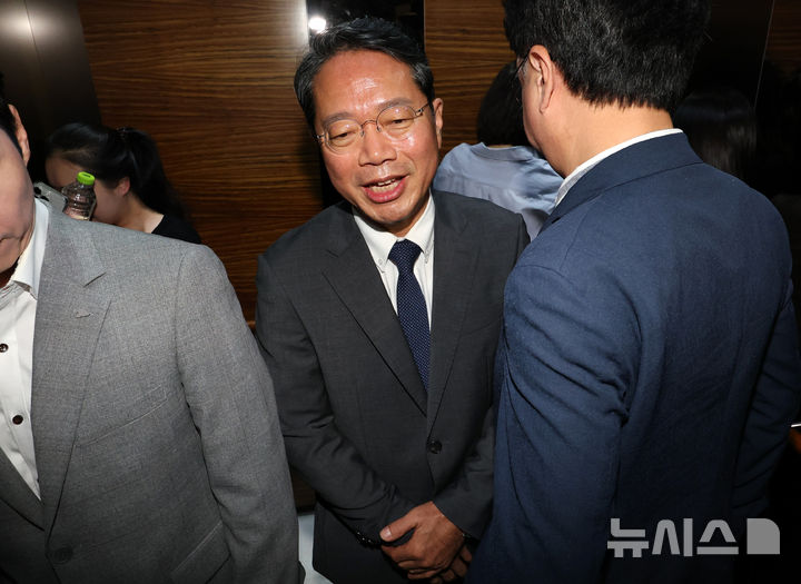[서울=뉴시스] 이영환 기자 = 김승원 법무부 장관 후보자가 10일 오전 서울 종로구에 마련된 인사청문회 준비사무실로 출근하고 있다. 2026.09.10. 20hwan@newsis.com