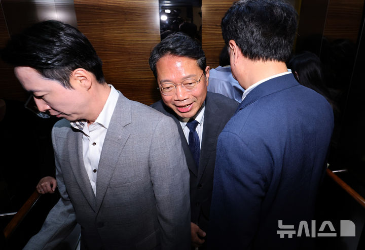 [서울=뉴시스] 이영환 기자 = 김승원 법무부 장관 후보자가 10일 오전 서울 종로구에 마련된 인사청문회 준비사무실로 출근하고 있다. 2026.09.10. 20hwan@newsis.com