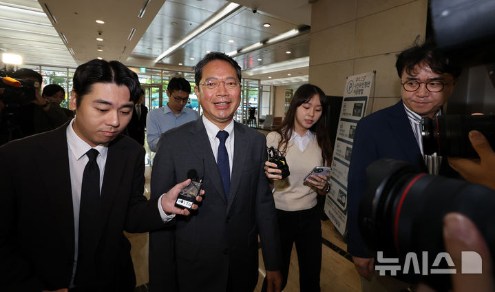 [서울=뉴시스] 이영환 기자 = 김승원 법무부 장관 후보자가 10일 오전 서울 종로구에 마련된 인사청문회 준비사무실로 출근하고 있다. 2026.09.10. 20hwan@newsis.com