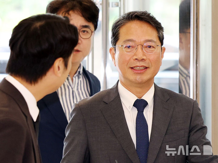 [서울=뉴시스] 이영환 기자 = 김승원 법무부 장관 후보자가 10일 오전 서울 종로구에 마련된 인사청문회 준비사무실로 출근하고 있다. 2026.09.10. 20hwan@newsis.com