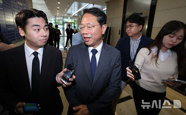 [서울=뉴시스] 이영환 기자 = 김승원 법무부 장관 후보자가 10일 오전 서울 종로구에 마련된 인사청문회 준비사무실로 출근하고 있다. 2026.09.10. 20hwan@newsis.com