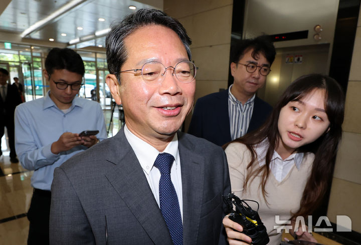 [서울=뉴시스] 이영환 기자 = 김승원 법무부 장관 후보자가 10일 오전 서울 종로구에 마련된 인사청문회 준비사무실로 출근하고 있다. 2026.09.10. 20hwan@newsis.com