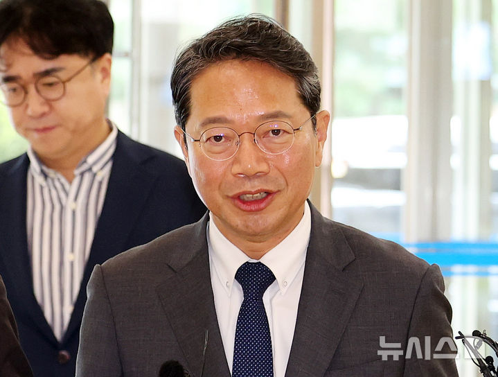[서울=뉴시스] 이영환 기자 = 김승원 법무부 장관 후보자가 10일 오전 서울 종로구에 마련된 인사청문회 준비사무실로 출근하고 있다. 2026.09.10. 20hwan@newsis.com