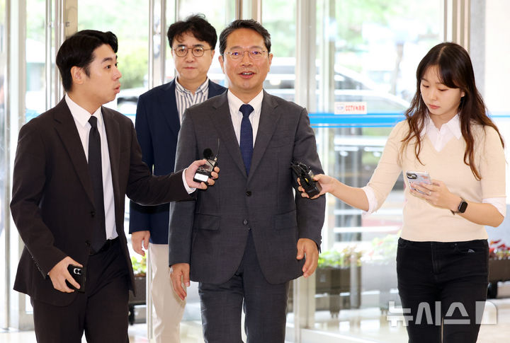 [서울=뉴시스] 이영환 기자 = 김승원 법무부 장관 후보자가 10일 오전 서울 종로구에 마련된 인사청문회 준비사무실로 출근하고 있다. 2026.09.10. 20hwan@newsis.com
