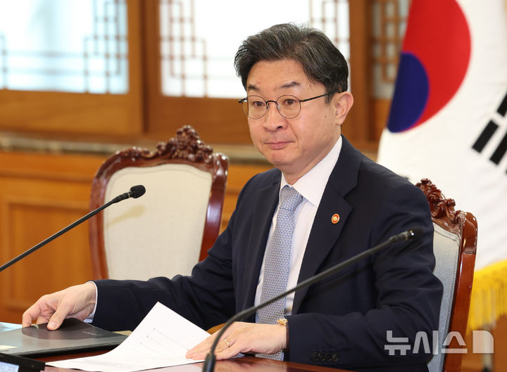 [서울=뉴시스] 조수정 기자 = 이억원 금융위원장이 10일 오전 서울 종로구 정부서울청사에서 열린 한성숙 국무총리 주재 비상경제점검회의에 참석하고 있다. 2026.09.10. chocrystal@newsis.com