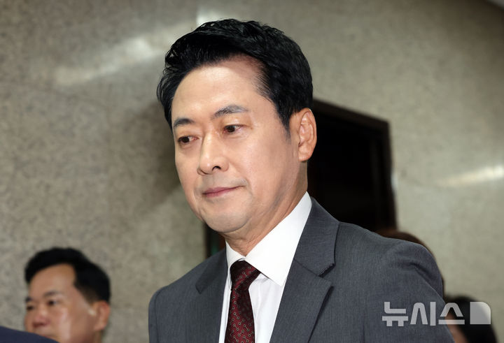 [서울=뉴시스] 최진석 기자 = 장동혁 국민의힘 대표가 10일 여의도 국회에서 열린 최고위원회의에 참석하고 있다. 2026.09.10. myjs@newsis.com