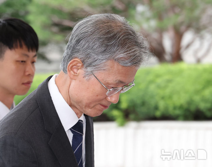 [서울=뉴시스] 김금보 기자 = 조희대 대법원장이 10일 오전 서울 서초구 대법원으로 출근하고 있다. 2026.09.09. kgb@newsis.com