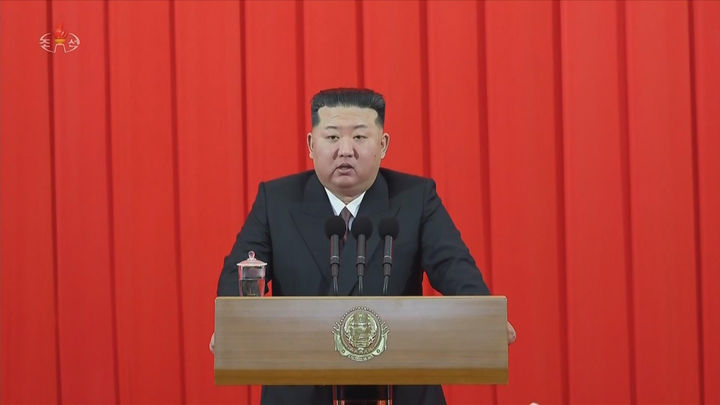 [서울=뉴시스] 북한 조선중앙TV는 김정은 국무위원장이 지난 9일 평양의사당에서 열린 정권수립일(9·9절) 78주년 기념 국기게양식 및 중앙선서모임에 참석했다고 10일 보도했다. (사진=조선중앙TV 캡처) 2026.09.10. photo@newsis.com *재판매 및 DB 금지