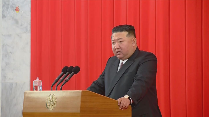 [서울=뉴시스] 북한 조선중앙TV는 김정은 국무위원장이 지난 9일 평양의사당에서 열린 정권수립일(9·9절) 78주년 기념 국기게양식 및 중앙선서모임에 참석했다고 10일 보도했다. (사진=조선중앙TV 캡처) 2026.09.10. photo@newsis.com *재판매 및 DB 금지