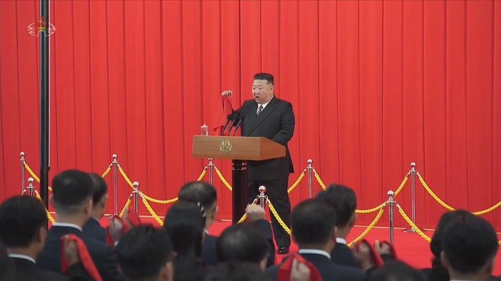 [서울=뉴시스] 북한 조선중앙TV는 김정은 국무위원장이 지난 9일 평양의사당에서 열린 정권수립일(9·9절) 78주년 기념 국기게양식 및 중앙선서모임에 참석했다고 10일 보도했다. (사진=조선중앙TV 캡처) 2026.09.10. photo@newsis.com *재판매 및 DB 금지