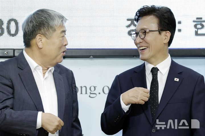 [서울=뉴시스] 최동준 기자 = 김민석 더불어민주당 대표가 10일 서울 영등포구 한국노동조합총연맹을 방문해 김동명 위원장과 기념촬영을 마친 뒤 대화하고 있다. 2026.09.10. photocdj@newsis.com