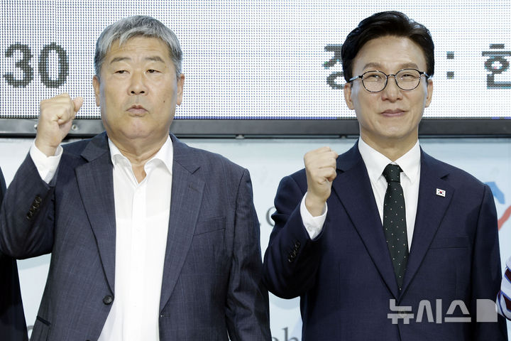 [서울=뉴시스] 최동준 기자 = 김민석 더불어민주당 대표가 지난 10일 서울 영등포구 한국노동조합총연맹을 방문해 김동명 위원장과 기념촬영을 하고 있다. 2026.09.10. photocdj@newsis.com