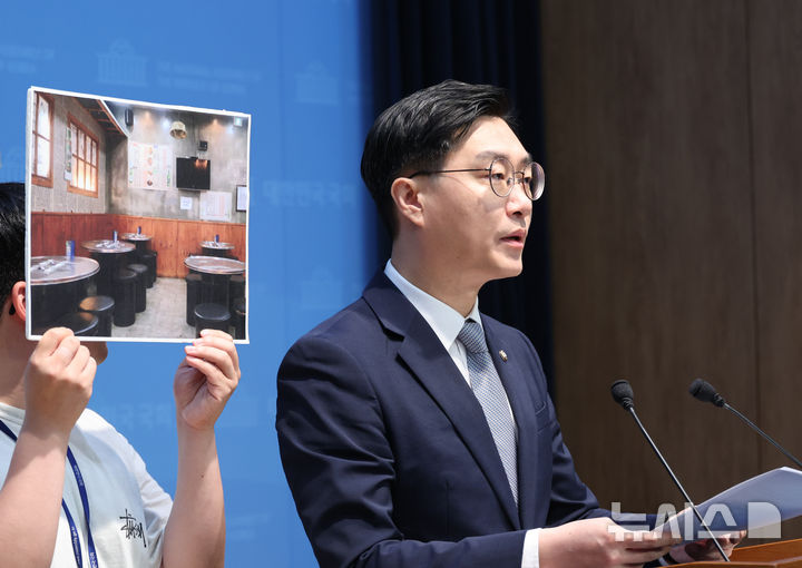 [서울=뉴시스] 최진석 기자 = 장경태 무소속 의원이 지난달 10일 여의도 국회 소통관에서 본인이 연루된 성추행 의혹 관련 기자회견을 하고 있다. 2026.09.10. myjs@newsis.com