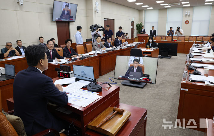 [서울=뉴시스] 고범준 기자 = 진성준 국회 국방위원회 위원장이 10일 서울 여의도 국회에서 열린 국방위원회 전체회의에서 발언하고 있다. 2026.09.10. bjko@newsis.com