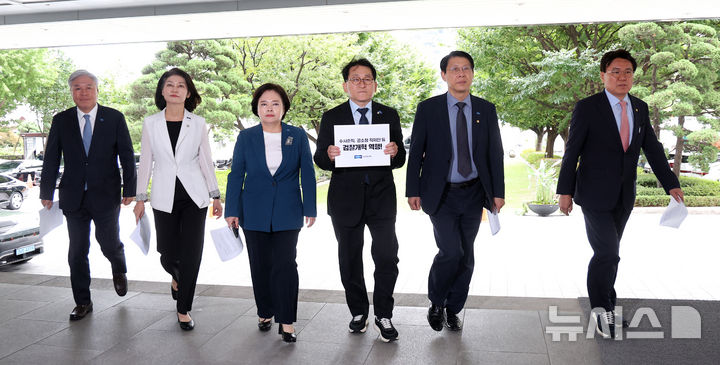 [서울=뉴시스] 김선웅 기자 = 조국혁신당 의원들이 10일 서울 종로구 정부서울청사에서 수사준칙·공소청 직제안 관련 윤호중 행정안전부 장관과 면담하기 위해 항의방문하고 있다. 왼쪽부터 서왕진, 강경숙, 정춘생, 차규근, 김형연, 황운하 의원. 2026.09.10. mangusta@newsis.com
