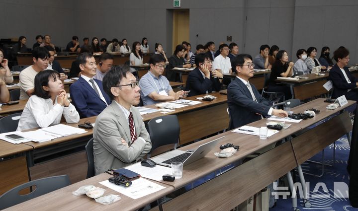 [서귀포=뉴시스] 우장호 기자 = 10일 오전 서귀포시 제주국제컨벤션센터(ICC) 삼다홀에서 기후위기 시대 지속가능한 제주의 숲 관리방안을 주제로 제3회 나무가치포럼이 열리고 있다.제주도, 국민일보, 뉴시스 제주본부 주최, ICC 주관으로 열리는 이 포럼은 산림청과 국립산림과학원, 한국산지보전협회, 아시아산림협력기구(AFoCO) 등 산림 분야 관계기관과 국내외 전문가들이 참여한 가운데 11일까지 진행된다. 2026.09.10. woo1223@newsis.com